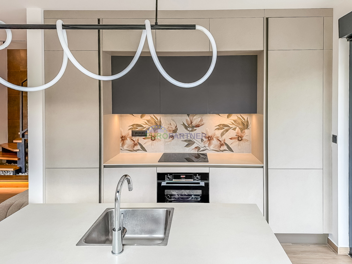 Una bellissima casa moderna con piscina, a 5 km da Parenzo e dal mare!