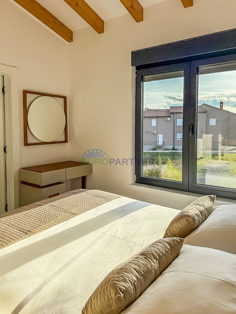 Una bellissima casa moderna con piscina, a 5 km da Parenzo e dal mare!