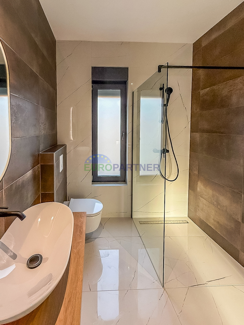 Una bellissima casa moderna con piscina, a 5 km da Parenzo e dal mare!