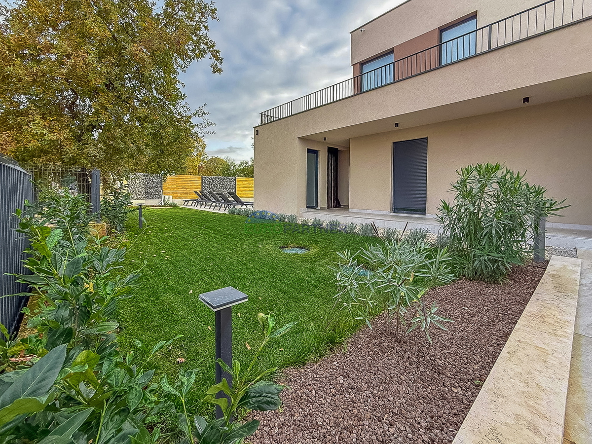 Una bellissima casa moderna con piscina, a 5 km da Parenzo e dal mare!