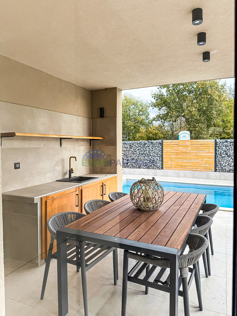 Una bellissima casa moderna con piscina, a 5 km da Parenzo e dal mare!