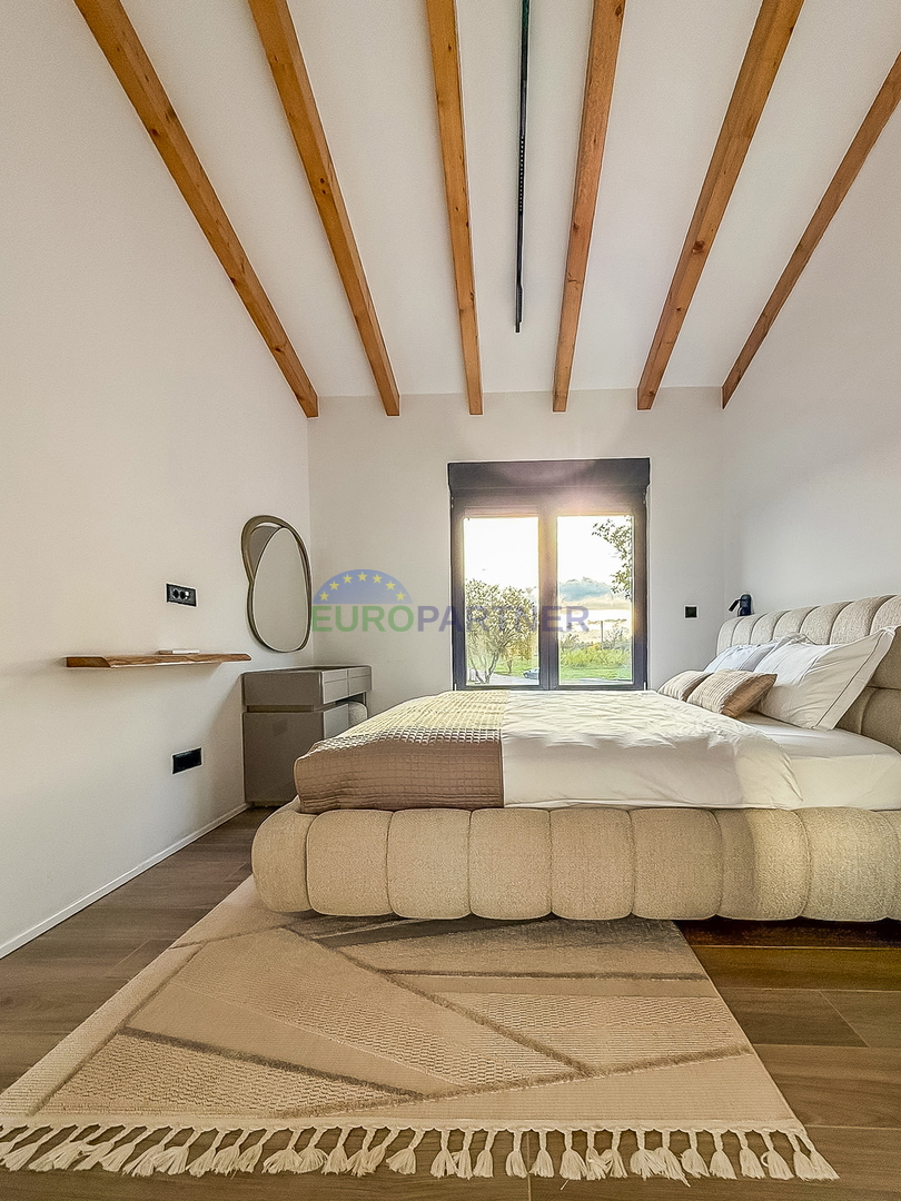 Una bellissima casa moderna con piscina, a 5 km da Parenzo e dal mare!