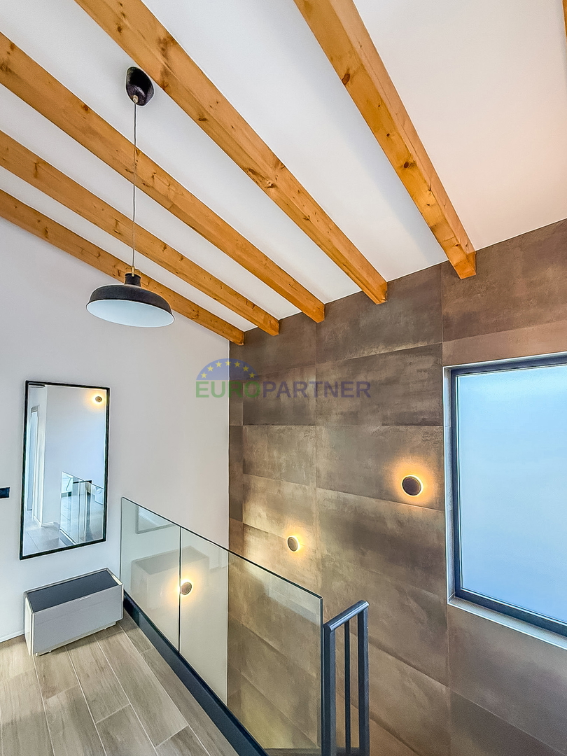 Una bellissima casa moderna con piscina, a 5 km da Parenzo e dal mare!