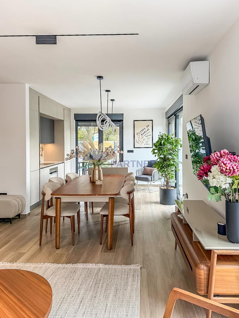 Una bellissima casa moderna con piscina, a 5 km da Parenzo e dal mare!