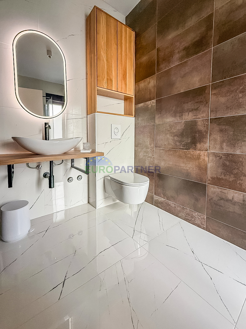 Una bellissima casa moderna con piscina, a 5 km da Parenzo e dal mare!