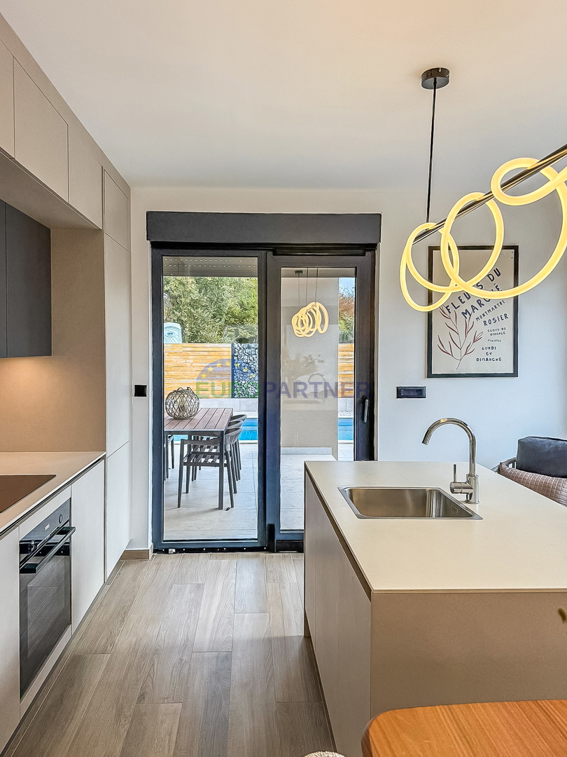 Una bellissima casa moderna con piscina, a 5 km da Parenzo e dal mare!