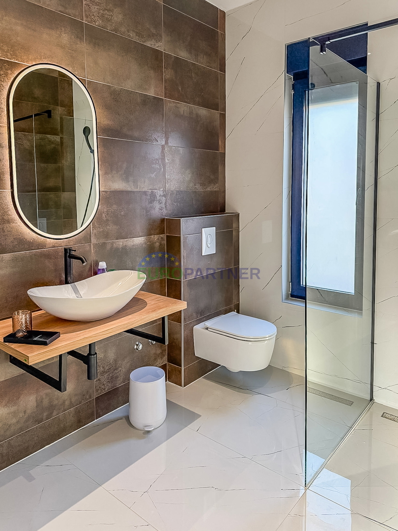 Una bellissima casa moderna con piscina, a 5 km da Parenzo e dal mare!