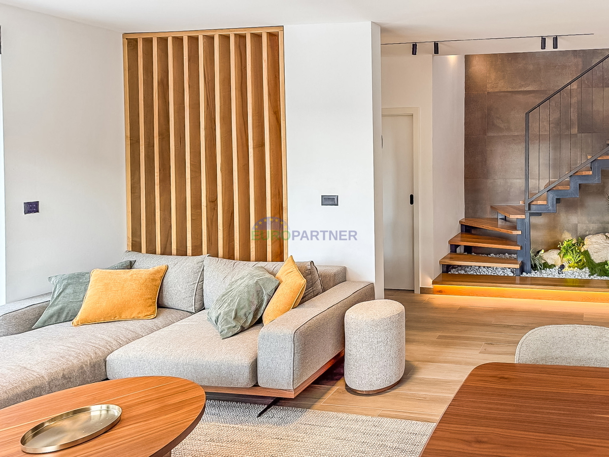 Una bellissima casa moderna con piscina, a 5 km da Parenzo e dal mare!