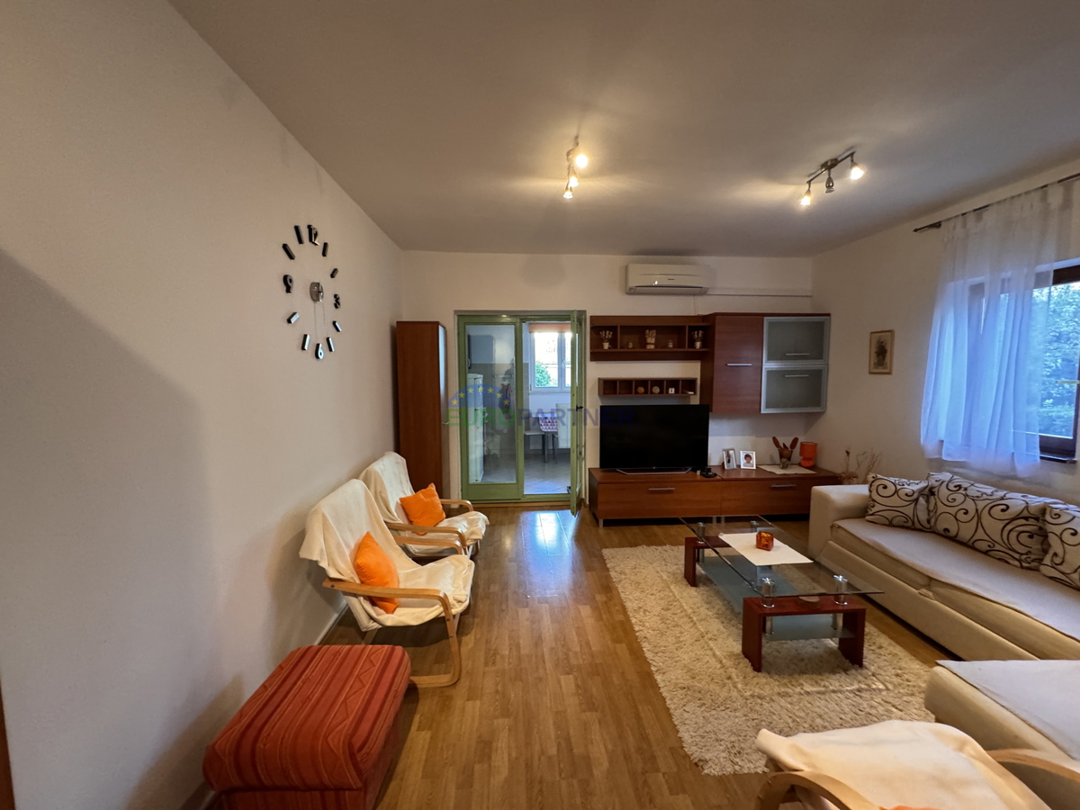 Istria, Novigrad, appartamento con giardino vicino al mare