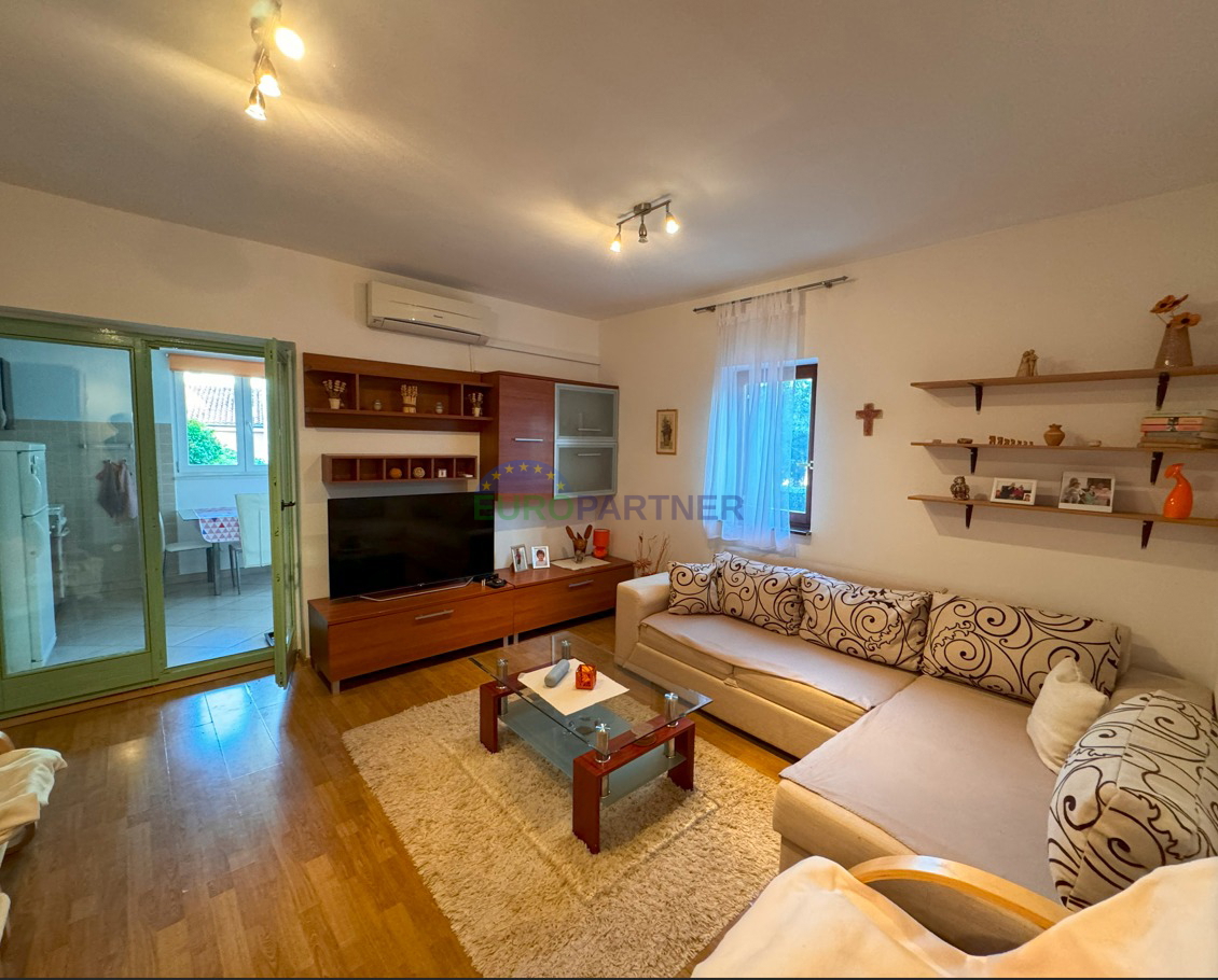 Istria, Novigrad, appartamento con giardino vicino al mare