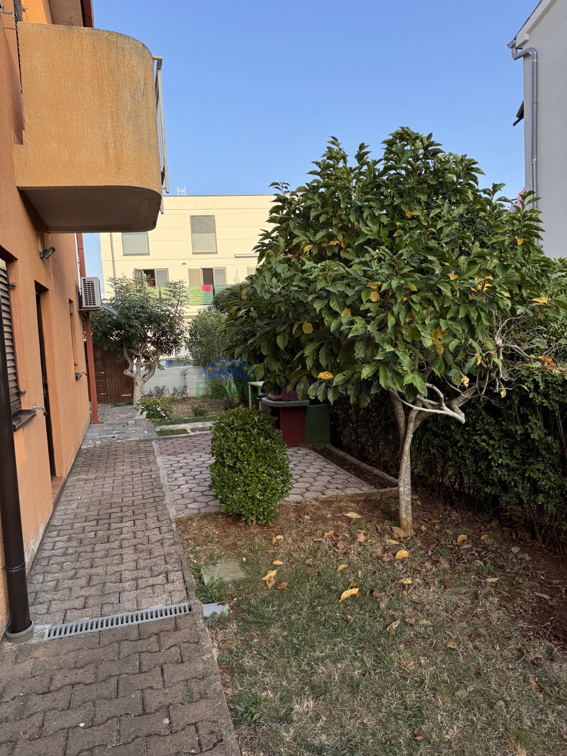 Istria, Novigrad, appartamento con giardino vicino al mare