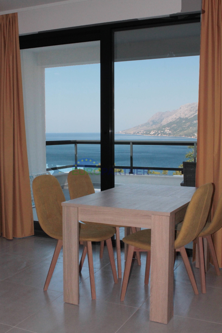 La casa è immersa nel verde con una bellissima vista sul mare, Brela