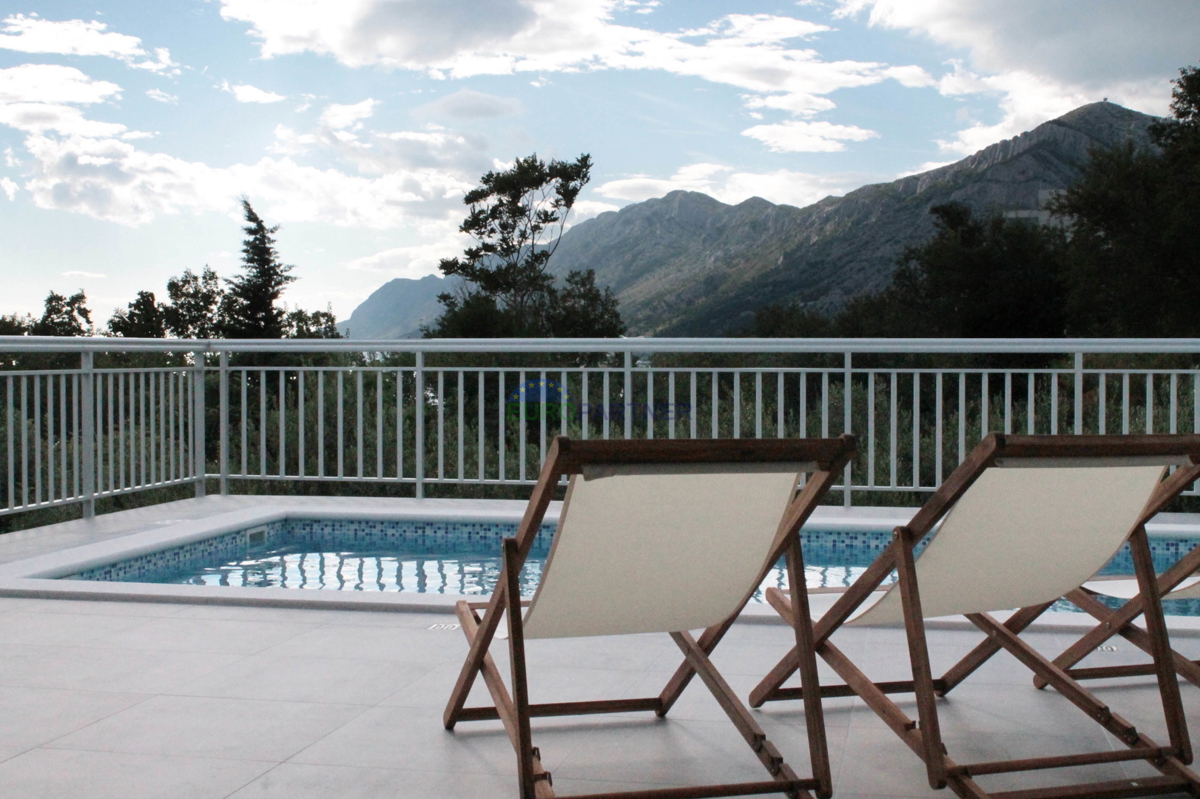 La casa è immersa nel verde con una bellissima vista sul mare, Brela