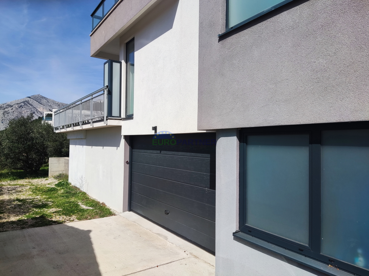 La casa è immersa nel verde con una bellissima vista sul mare, Brela