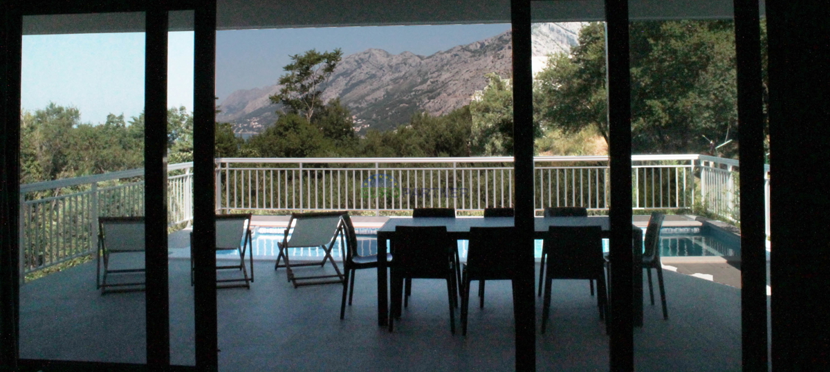 La casa è immersa nel verde con una bellissima vista sul mare, Brela