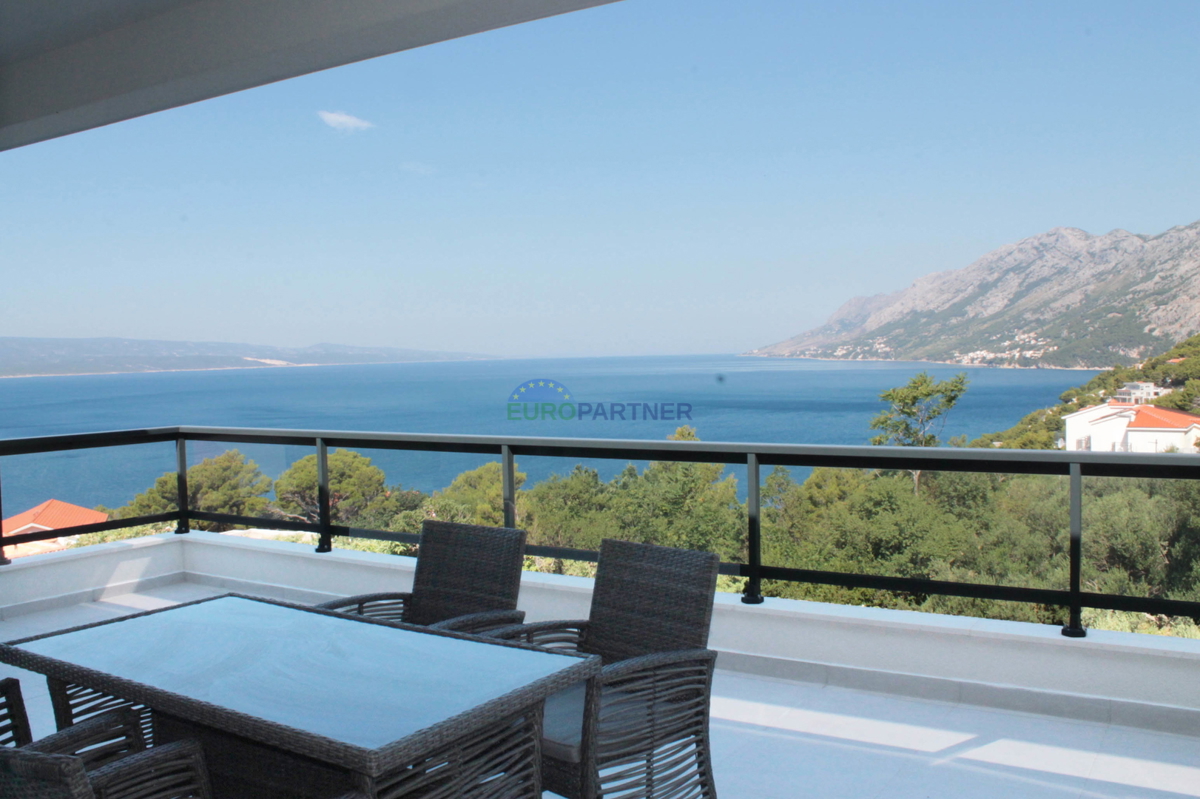 La casa è immersa nel verde con una bellissima vista sul mare, Brela