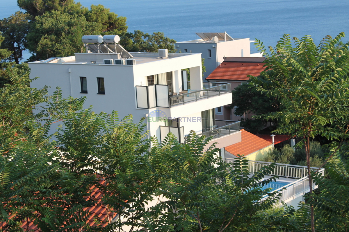 La casa è immersa nel verde con una bellissima vista sul mare, Brela