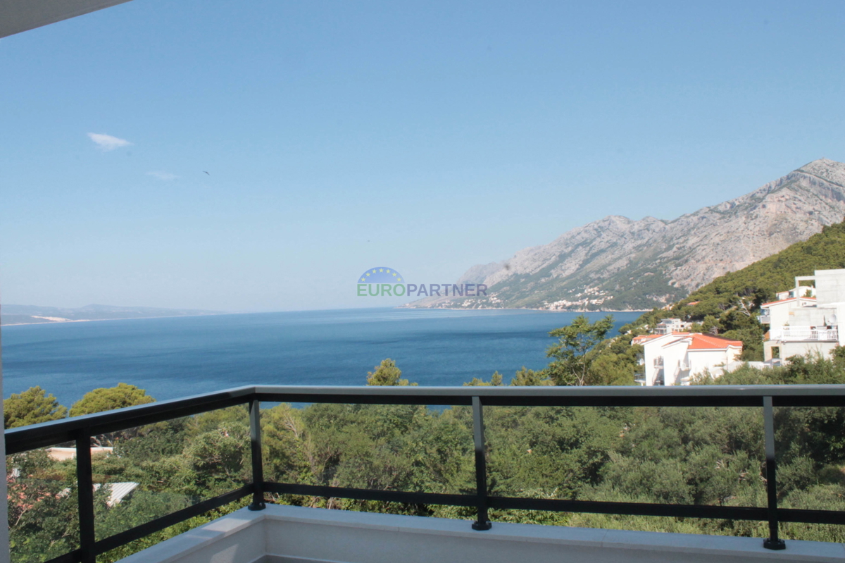 La casa è immersa nel verde con una bellissima vista sul mare, Brela