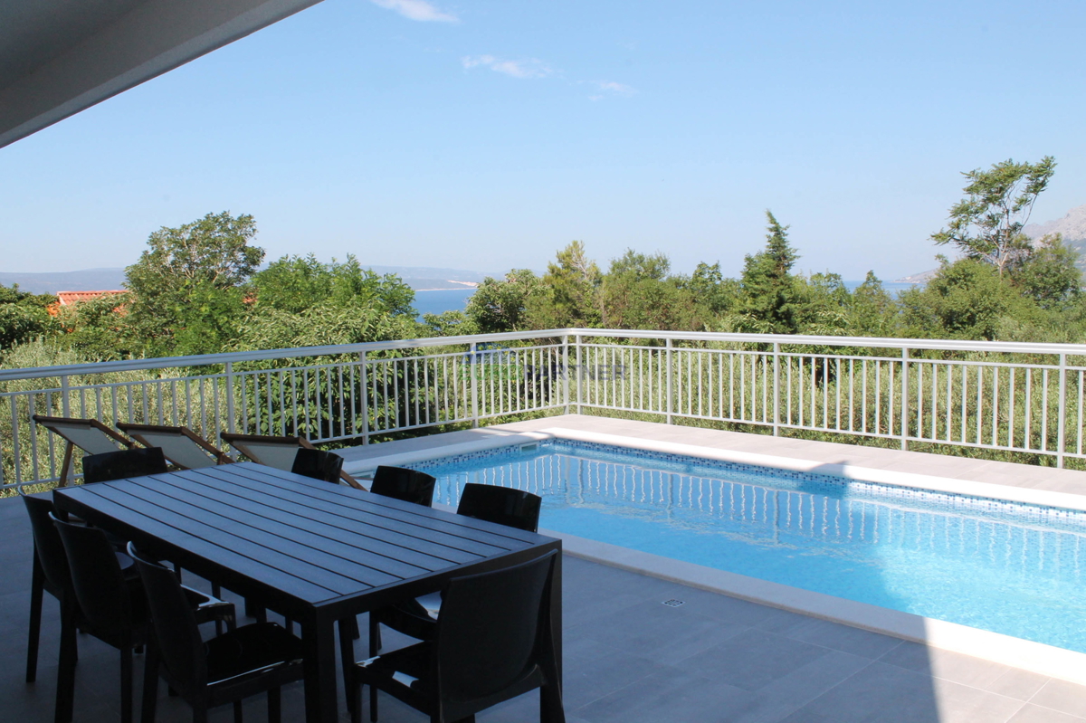 La casa è immersa nel verde con una bellissima vista sul mare, Brela