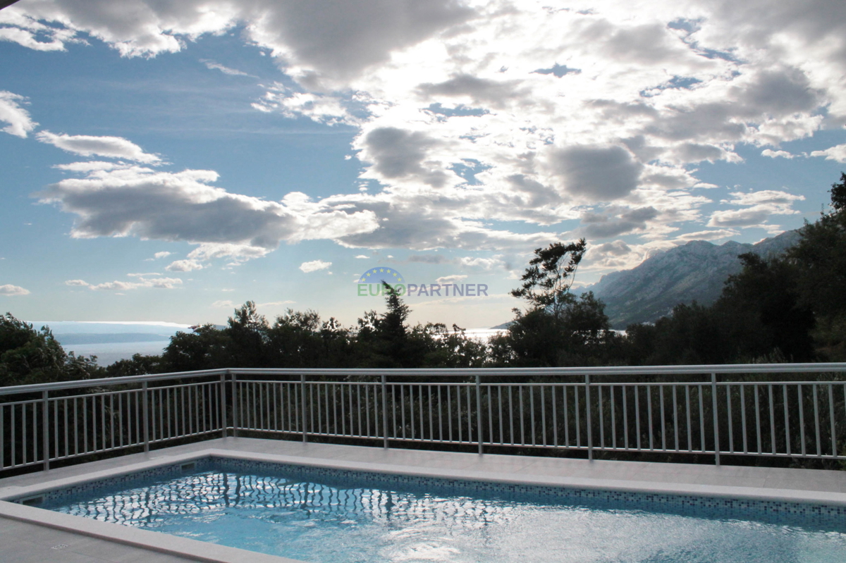 La casa è immersa nel verde con una bellissima vista sul mare, Brela