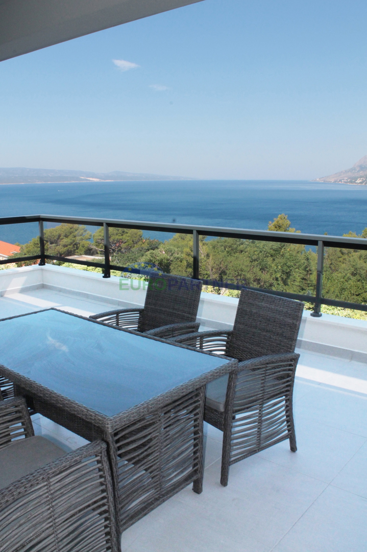 La casa è immersa nel verde con una bellissima vista sul mare, Brela