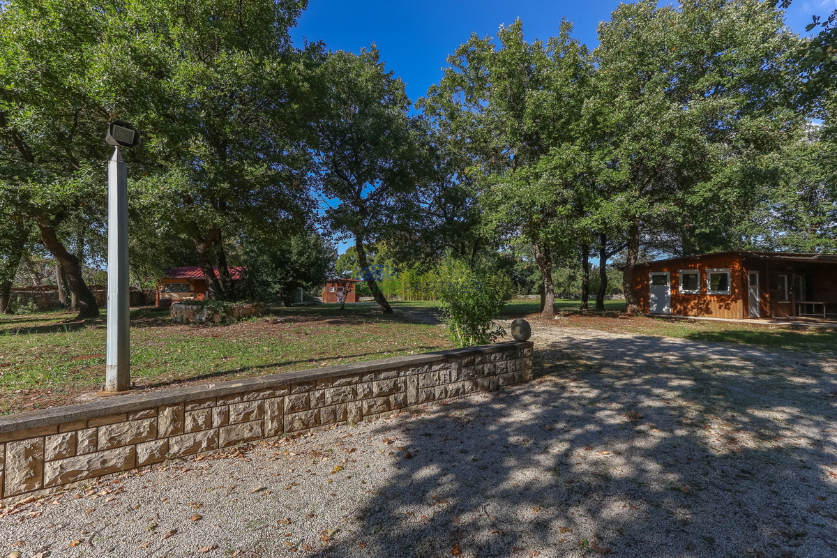 Casa indipendente con giardino di 6600 m2, Sveti Lovreč, Istria