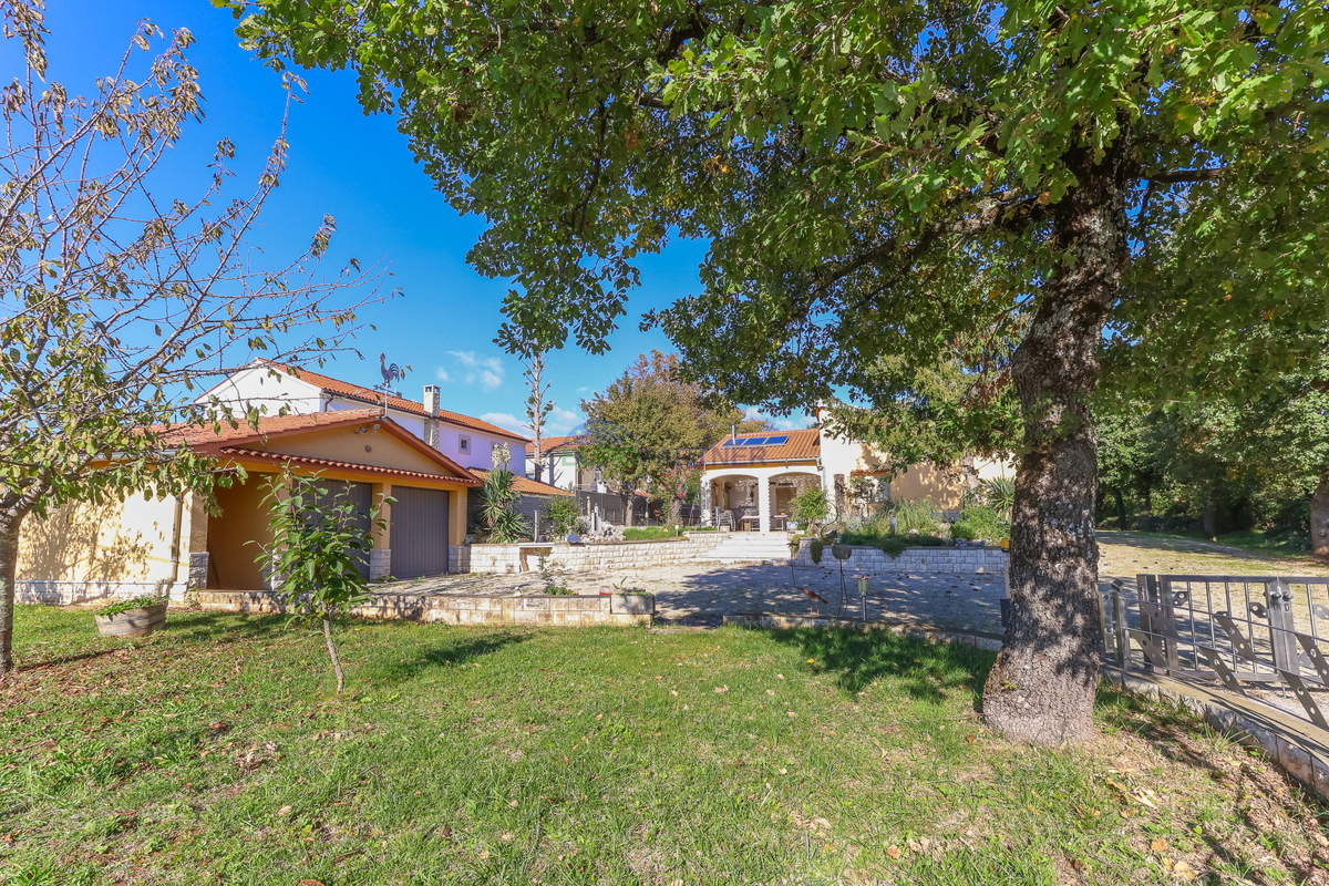 Casa indipendente con giardino di 6600 m2, Sveti Lovreč, Istria