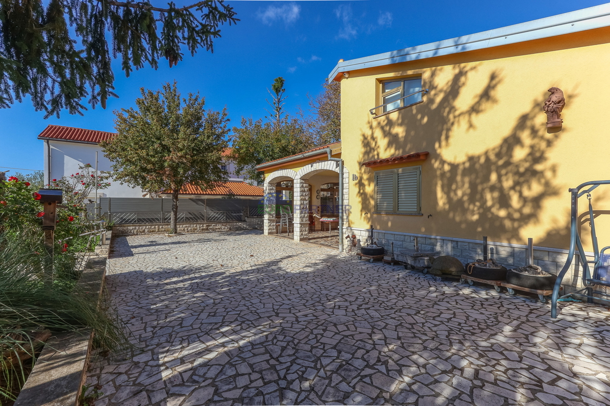 Casa indipendente con giardino di 6600 m2, Sveti Lovreč, Istria