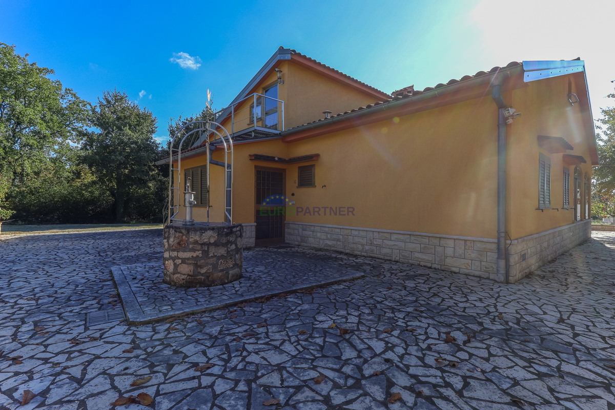 Casa indipendente con giardino di 6600 m2, Sveti Lovreč, Istria