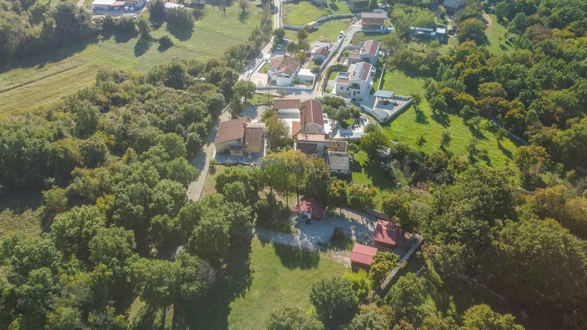 Casa indipendente con giardino di 6600 m2, Sveti Lovreč, Istria