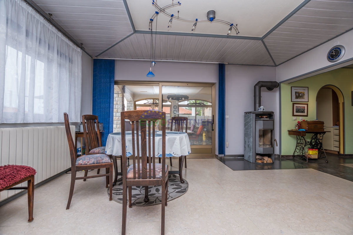 Casa indipendente con giardino di 6600 m2, Sveti Lovreč, Istria