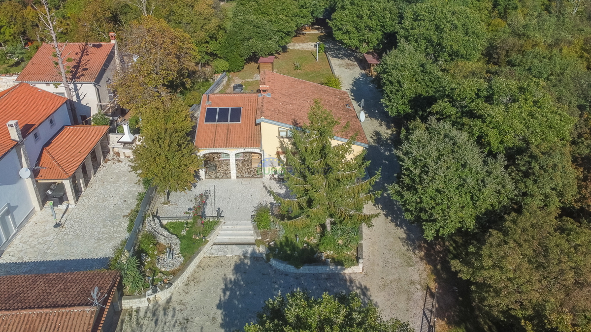 Casa indipendente con giardino di 6600 m2, Sveti Lovreč, Istria