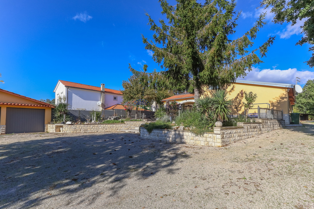 Casa indipendente con giardino di 6600 m2, Sveti Lovreč, Istria