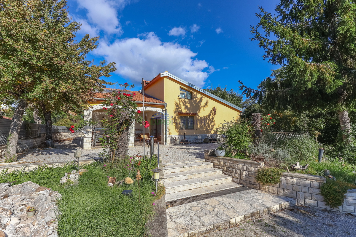 Casa indipendente con giardino di 6600 m2, Sveti Lovreč, Istria