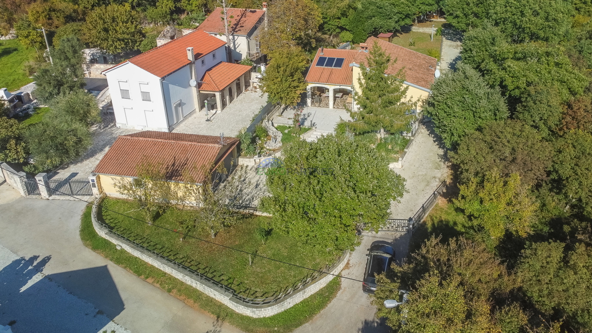 Casa indipendente con giardino di 6600 m2, Sveti Lovreč, Istria