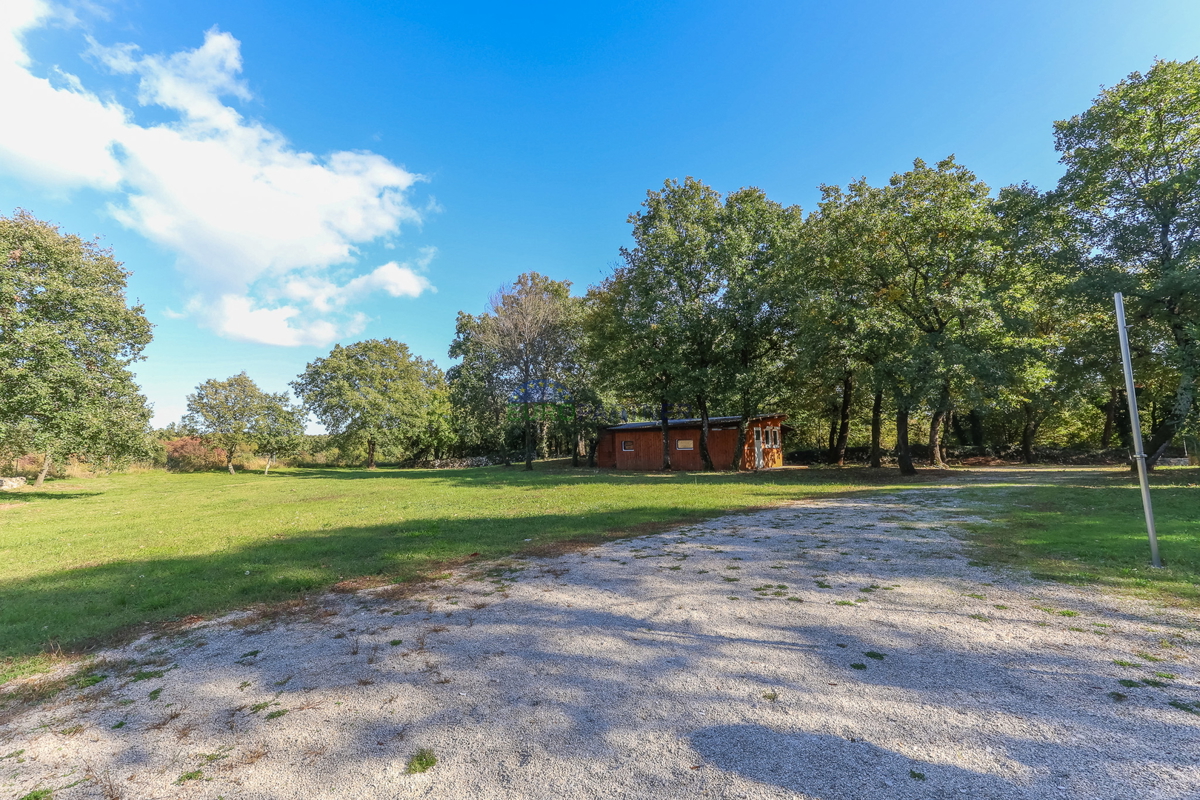 Casa indipendente con giardino di 6600 m2, Sveti Lovreč, Istria