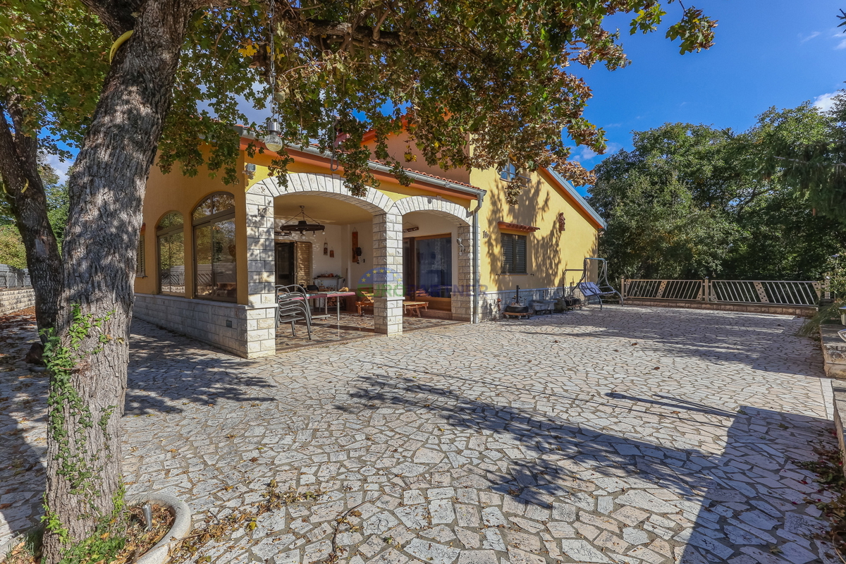Casa indipendente con giardino di 6600 m2, Sveti Lovreč, Istria