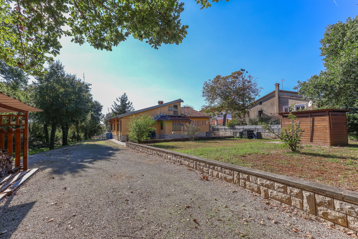 Casa indipendente con giardino di 6600 m2, Sveti Lovreč, Istria