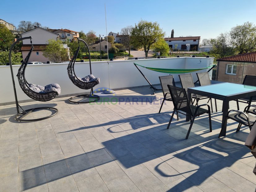 Moderna casa di nuova costruzione con 2 appartamenti e piscina, zona Parenzo