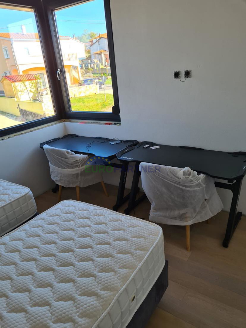 Moderna casa di nuova costruzione con 2 appartamenti e piscina, zona Parenzo