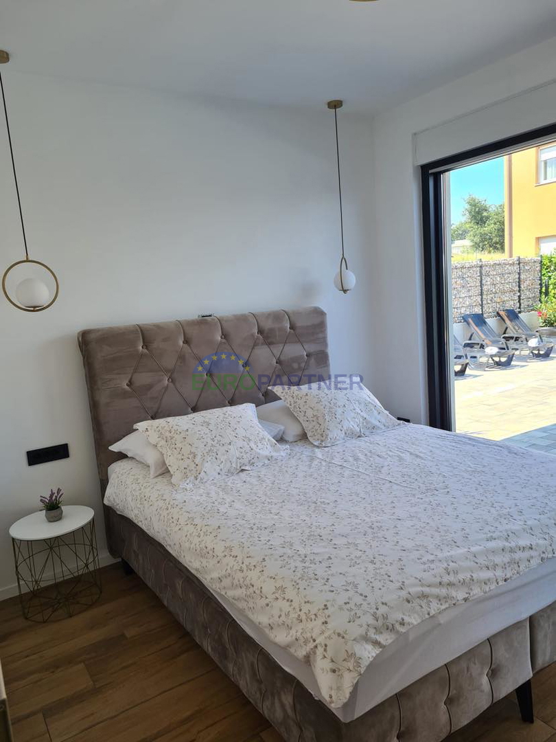 Moderna casa di nuova costruzione con 2 appartamenti e piscina, zona Parenzo