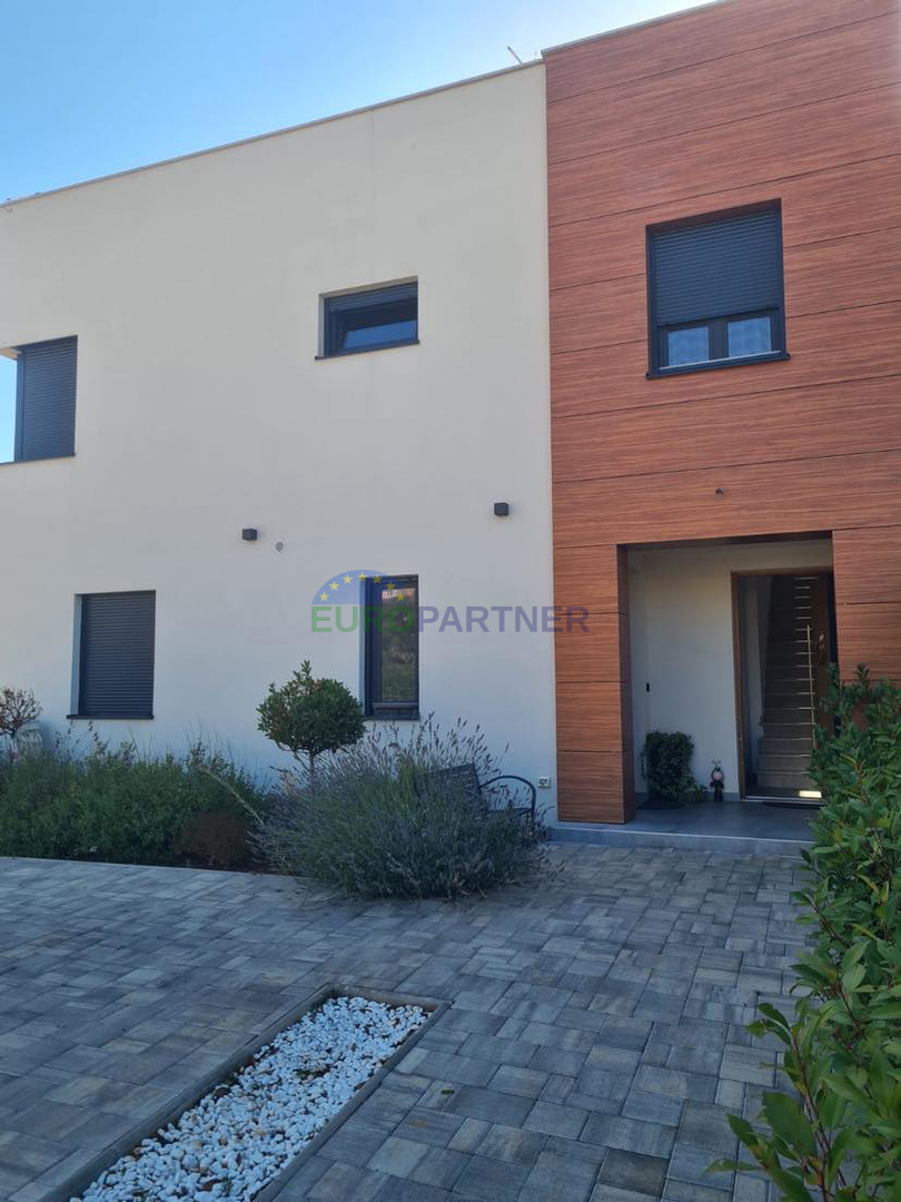 Moderna casa di nuova costruzione con 2 appartamenti e piscina, zona Parenzo