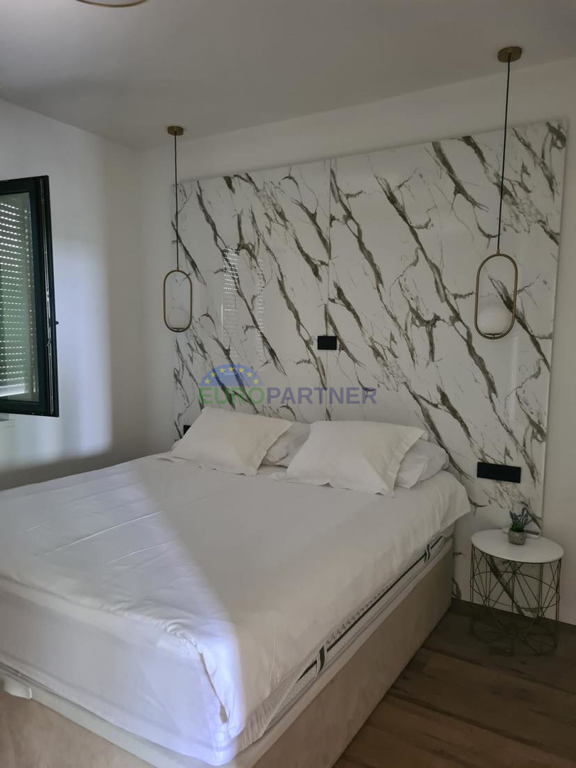 Moderna casa di nuova costruzione con 2 appartamenti e piscina, zona Parenzo