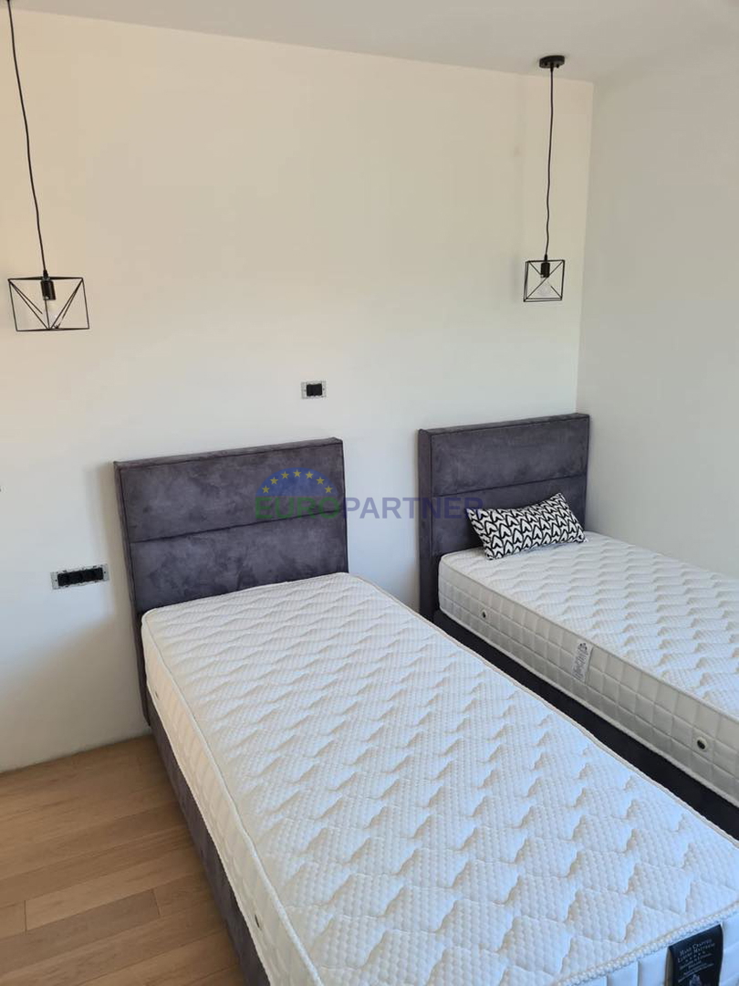 Moderna casa di nuova costruzione con 2 appartamenti e piscina, zona Parenzo