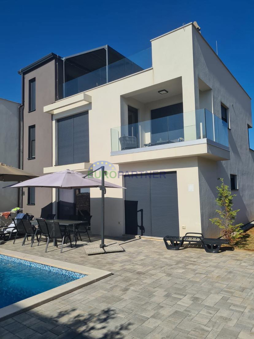 Moderna casa di nuova costruzione con 2 appartamenti e piscina, zona Parenzo