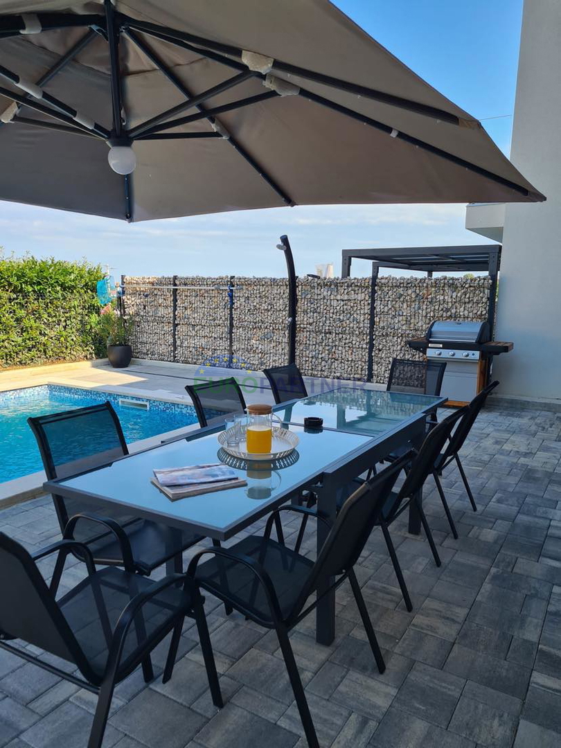 Moderna casa di nuova costruzione con 2 appartamenti e piscina, zona Parenzo