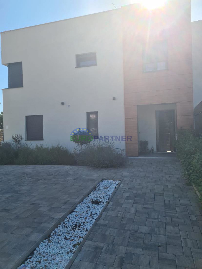 Moderna casa di nuova costruzione con 2 appartamenti e piscina, zona Parenzo