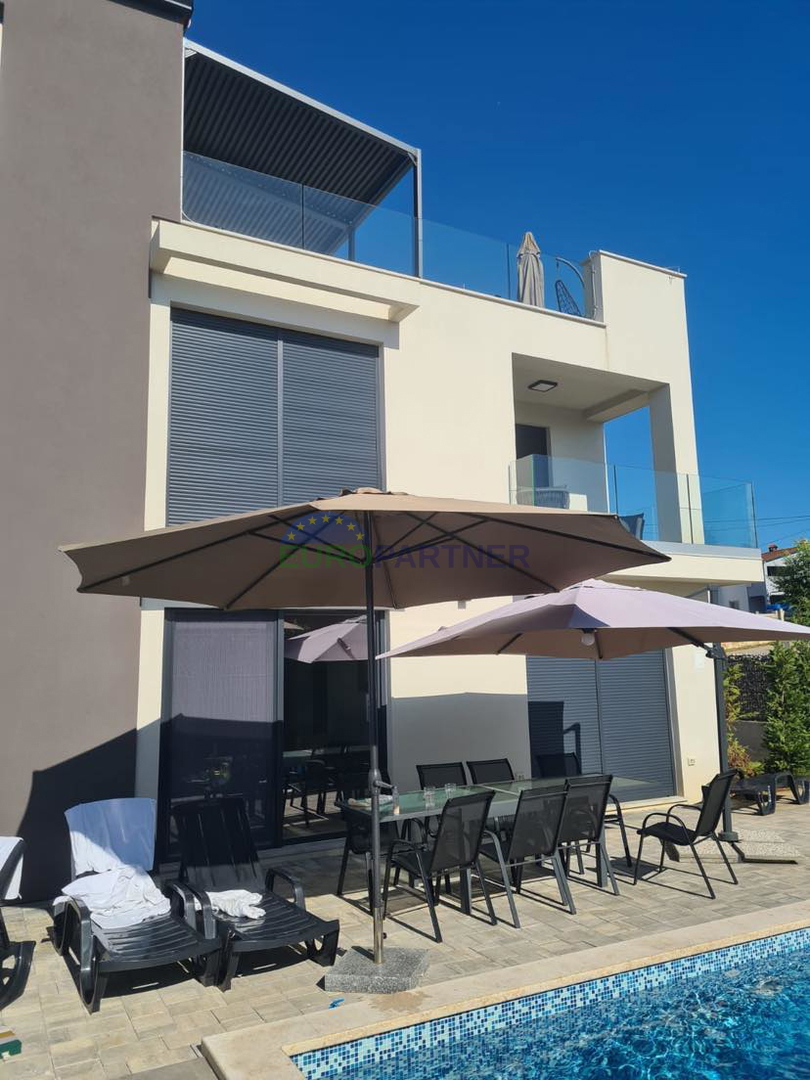 Moderna casa di nuova costruzione con 2 appartamenti e piscina, zona Parenzo