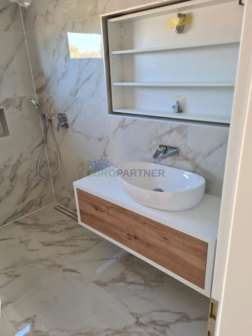 Moderna casa di nuova costruzione con 2 appartamenti e piscina, zona Parenzo