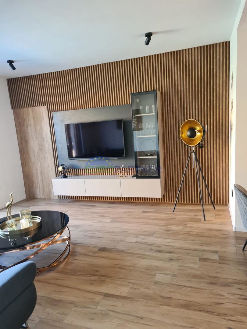 Moderna casa di nuova costruzione con 2 appartamenti e piscina, zona Parenzo